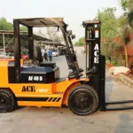 Forklift berkapasitas tinggi sedang mengangkut palet barang di gudang distribusi, siap mempercepat logistik