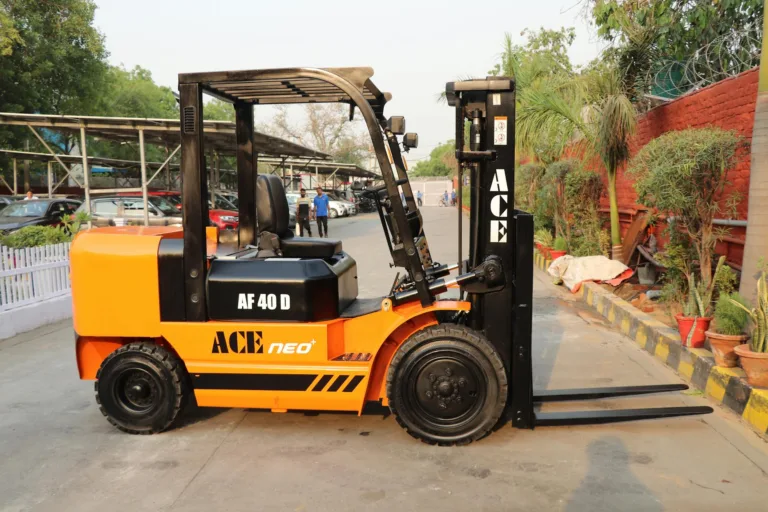Forklift berkapasitas tinggi sedang mengangkut palet barang di gudang distribusi, siap mempercepat logistik