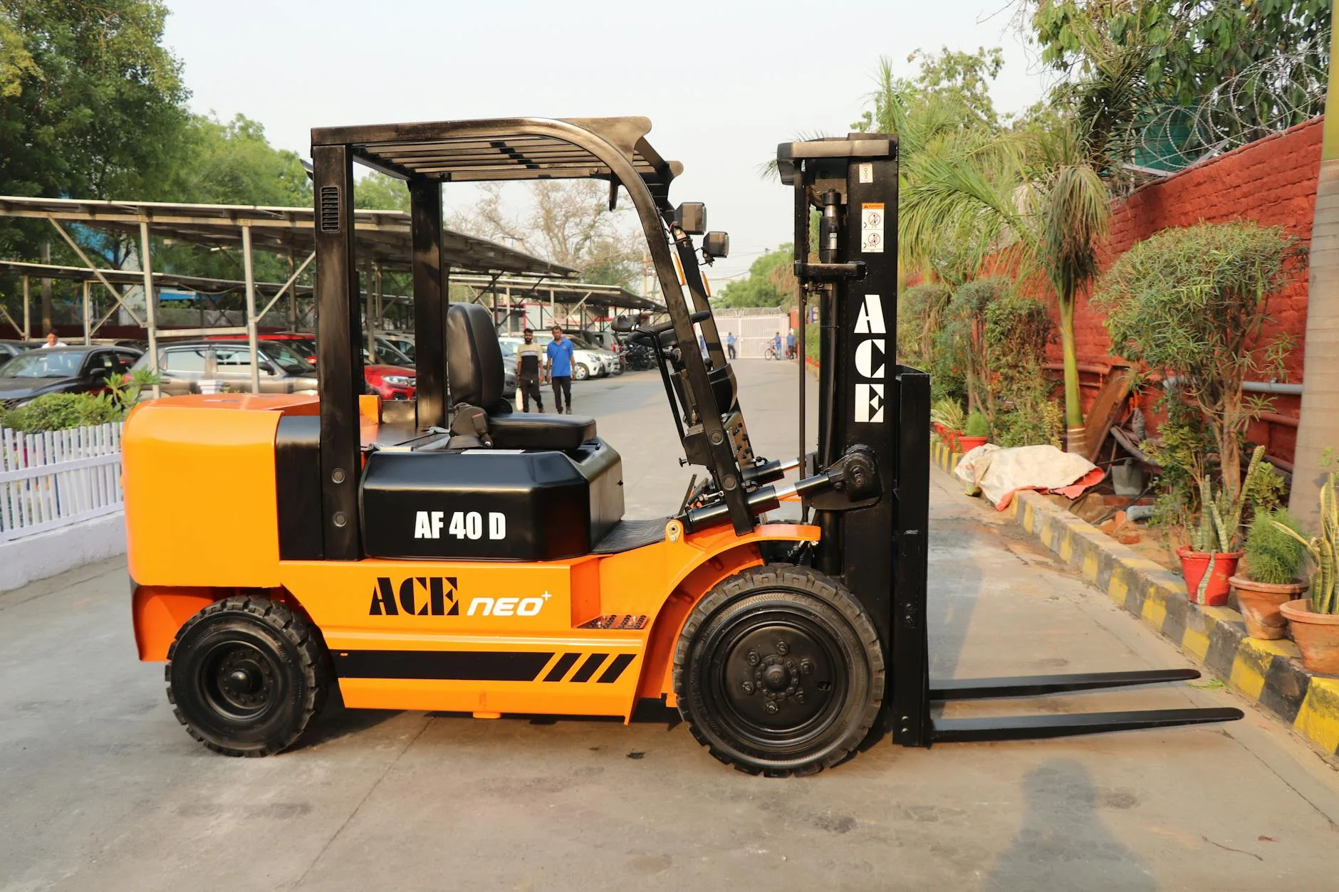 Forklift berkapasitas tinggi sedang mengangkut palet barang di gudang distribusi, siap mempercepat logistik