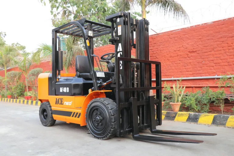Forklift Nissan model terbaru berwarna merah, sedang mengangkat palet di gudang industri.
