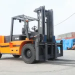 Teknisi memeriksa dan memperbaiki sistem listrik forklift untuk kinerja optimal di gudang.