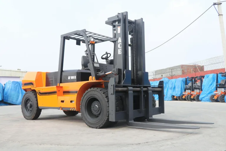 Forklift listrik berkapasitas tinggi melintasi gudang modern, menampilkan efisiensi energi dan pengoperasian yang ramah lingkungan