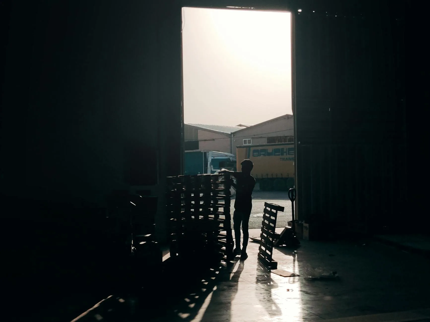 Hand pallet murah berkualitas, ringan, dan mudah dipindahkan untuk kebutuhan logistik Anda