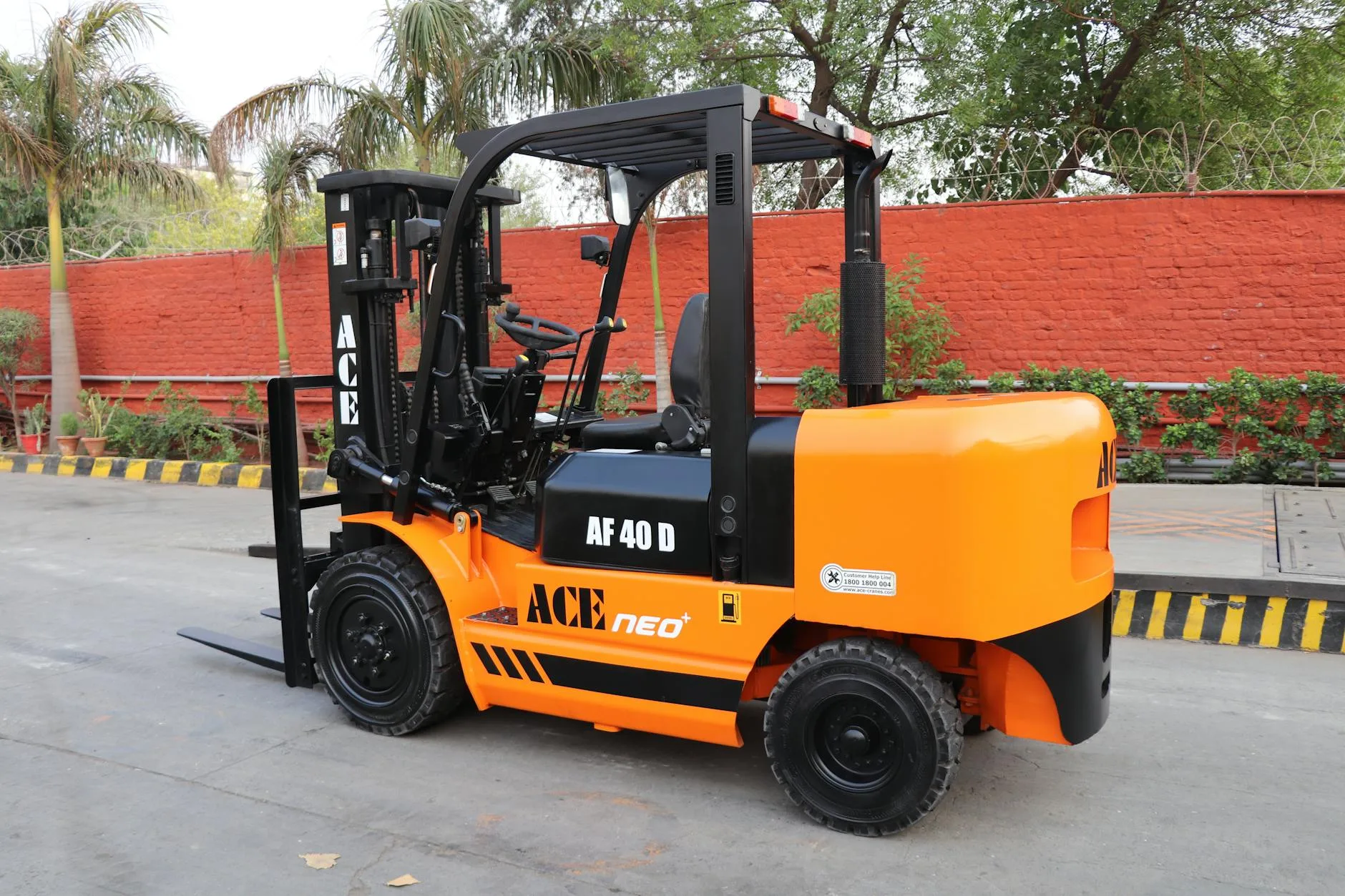 Reach truck listrik berwarna biru melayani pemindahan pallet di gudang modern dengan efisiensi energi